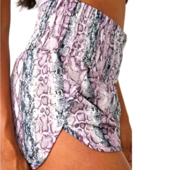 FP Movement Free People Shorts Women Size L The Way Home Anaconda Print Run NWT - Picture 4 of 8